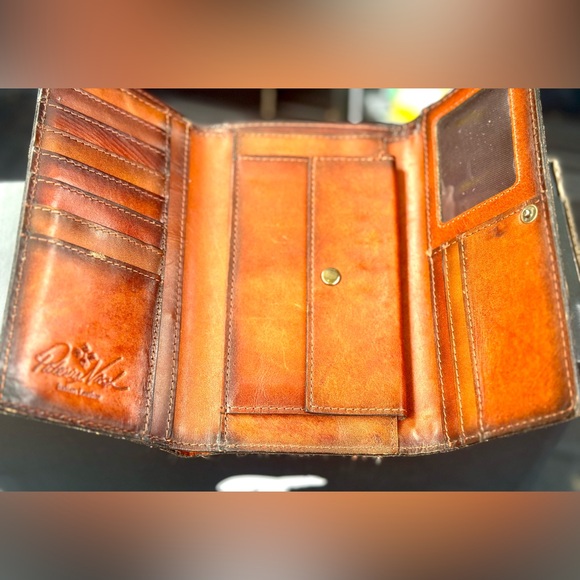 Patricia Nash women’s leather wallet - Picture 3 of 3